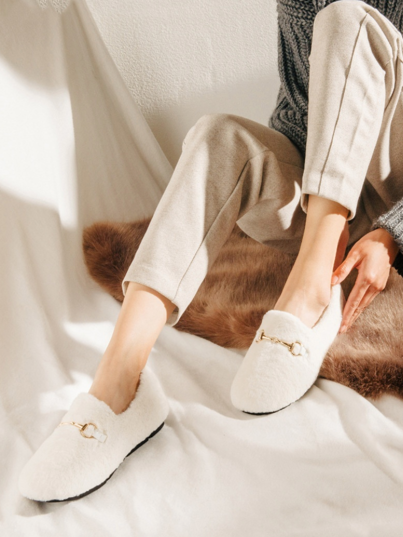 The Fluffy Ares Slippers White