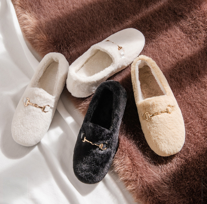 The Fluffy Ares Slippers Black